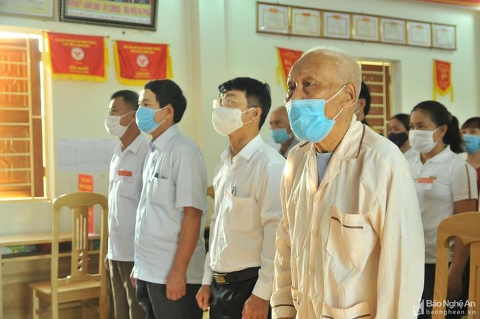 Làm lễ chào cờ trước khi tiến hành buổi lễ khai mạc tại xã Nghi Thạch. Ảnh: Tiến Đông