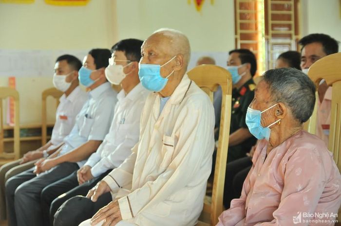 Vợ chồng cụ Nguyễn Đình Thanh và cụ Nguyễn Thị Oanh (xóm 2, xã Nghi Thạch), đi bỏ phiếu sớm tại tổ bầu cử số 2, Nghi Thạch. Ảnh: Tiến Đông