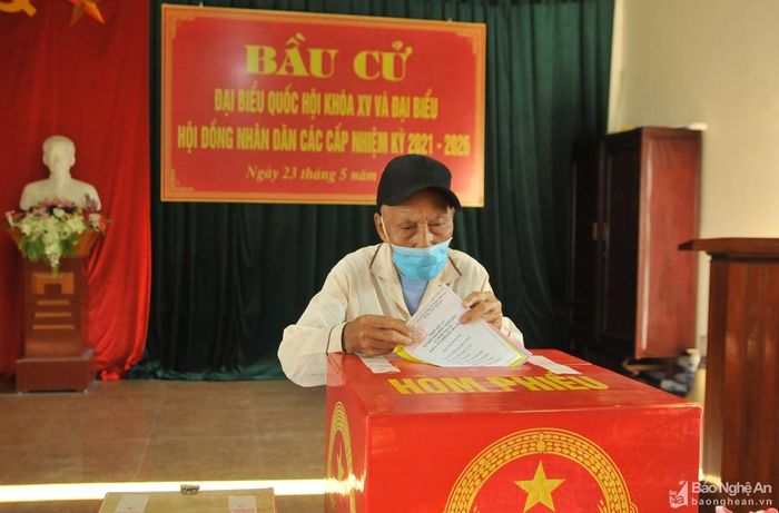 Cụ Thanh tự tay bỏ lá phiếu của mình để bầu ra những người ưu tú nhất vào Quốc hội khóa XV và đại biểu HĐND các cấp nhiệm kỳ 2021-2026. Ảnh: Tiến Đông