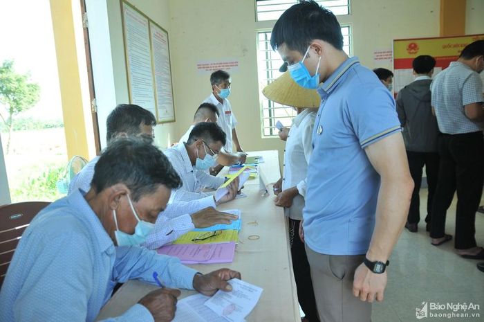 Sau buổi lễ tại nhà thờ, đông đảo cử tri xã Nghi Diên đã đến các điểm bỏ phiếu thực hiện quyền công dân của mình. Ảnh: Tiến Đông