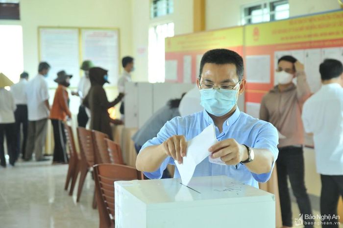 Linh mục Nguyễn Văn Hiểu - Quản hạt, quản xứ Xã Đoài tiến hành bỏ phiếu tại điểm bầu cử số 6, xã Nghi Diên. Ảnh: Tiến Đông