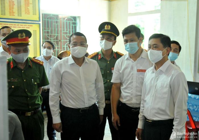 Cũng trong sáng nay, đồng chí Thái Thanh Quý - Ủy viên Trung ương Đảng, Bí thư Tỉnh ủy kiểm tra công tác bầu cử tại xã Nghi Phong, huyện Nghi Lộc. Ảnh: Tiến Đông