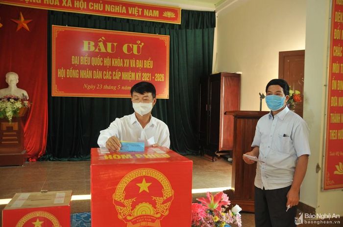 Ông Nguyễn Tiến Dũng - Chủ tịch Ủy ban bầu cử huyện Nghi Lộc bỏ phiếu tại nơi cư trú. Ảnh: Tiến Đông