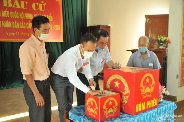 Tổ bầu cử và đại diện cử tri tổ bầu cử số 2, xã Nghi Thạch, Nghi Lộc kiểm tra niêm phong hòm phiếu trước khi bầu cử. Ảnh: Tiến Đông