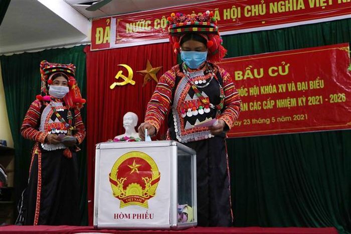 Cử tri đồng bào Hà Nhì bỏ phiếu bầu đại biểu Quốc hội khóa XV và đại biểu HĐND các cấp nhiệm kỳ 2021-2026. Ảnh: Nguyễn Văn Oanh/TTXVN