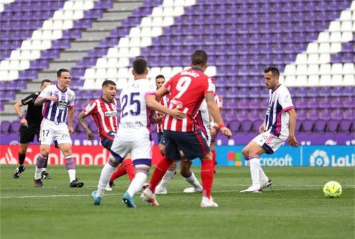 Correa gỡ hòa trong trận Valladolid vs Atletico.