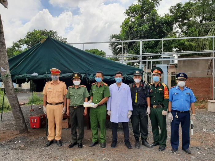 Đại tá Nguyễn Sỹ Quang tặng quà các thành viên chốt kiểm soát dịch