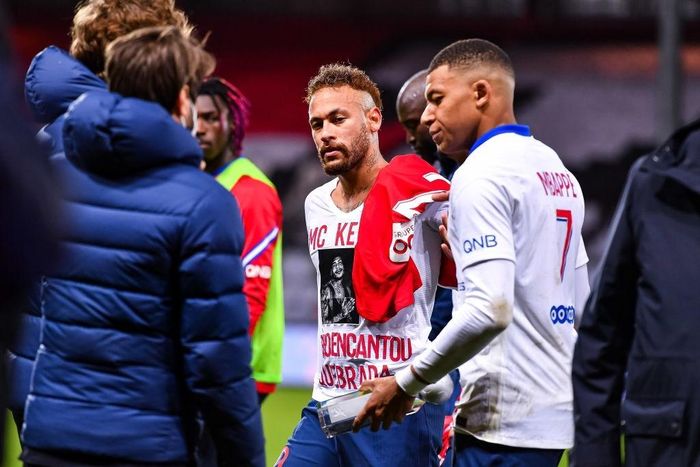  Nét mặt không vui của Neymar và Mbappe. Mùa 2016/17, PSG rơi chức vô địch vào tay Monaco. Sau đó, Neymar và Mbappe cập bến PSG. Hai ngôi sao tỏa sáng, giúp PSG vô địch Ligue 1 ba mùa liên tiếp, trước khi bị Lille đánh bại ở mùa này. 
