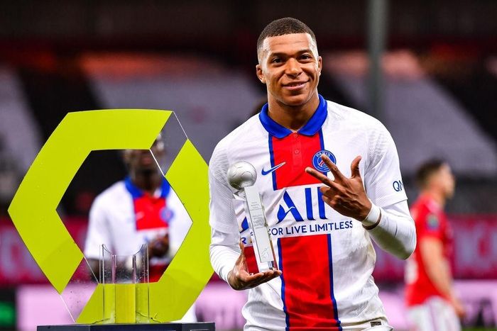  Mbappe khép lại mùa giải với thành tích ghi 27 bàn tại Ligue 1. Anh nhận giải thưởng Vua phá lưới Ligue 1, nhưng không trọn vẹn khi PSG mất chức vô địch. Mùa này, "Gã nhà giàu" của bóng đá Pháp đã thua đau ở Champions League và đấu trường quốc nội. 