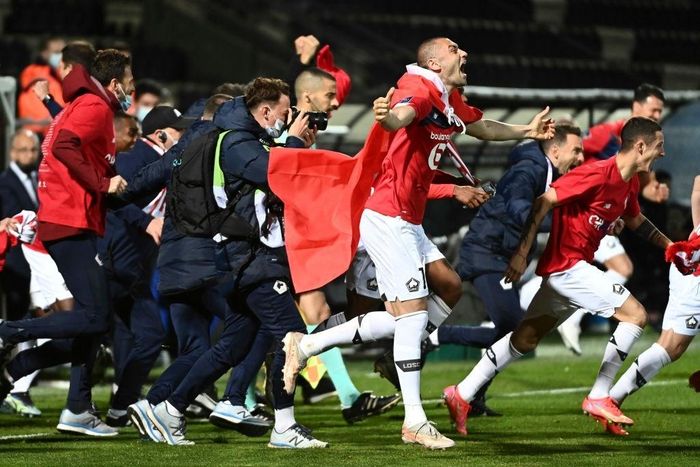  Trái ngược cảm xúc của PSG là niềm vui vỡ òa cho toàn đội Lille. Sau 10 năm, Lille mới vô địch Ligue 1. 