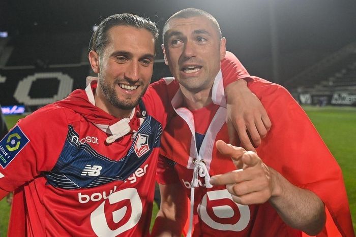  Burak Yilmaz (phải) ghi 15 bàn và có 5 kiến tạo cho Lille ở Ligue 1 mùa 2020/21. Từ thương vụ miễn phí trong hè 2020, Yilmaz bất ngờ tỏa sáng để góp công lớn nhất cho chức vô địch của Lille. 