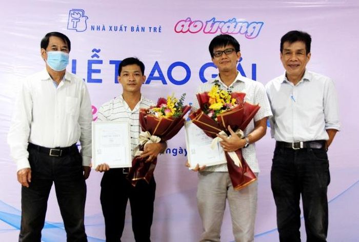 Nhà thơ Hồ Thi Ca (bìa trái) và nhà thơ Lê Minh Quốc (bìa phải) trao giải Khuyến khích cho 2 tác giả Lê Hòa và Khét (thứ hai, từ trái qua)