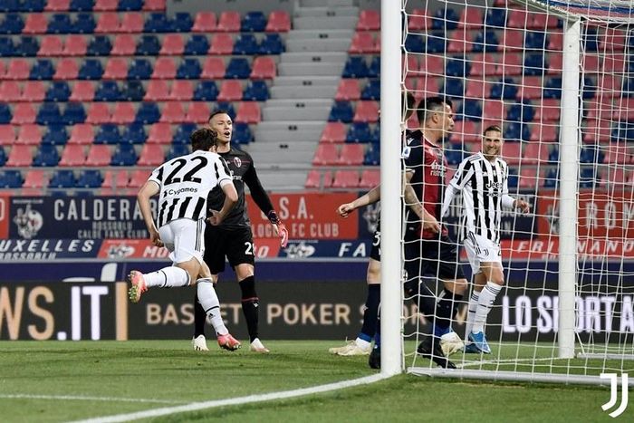 HLV Andrea Pirlo đã bất ngờ cất Ronaldo trên băng ghế dự bị và có lần hiếm hoi sử dụng cặp tiền đạo Alvaro Morata, Paulo Dybala trên mặt trận tấn công. Ngay ở phút thứ 6, Chiesa đã ghi bàn mở tỷ số cho đội khách