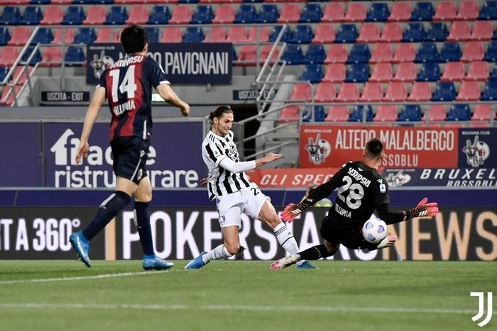 Trước khi hiệp một khép lại, Adrien Rabiot mang về bàn thắng thứ 3 cho Juventus