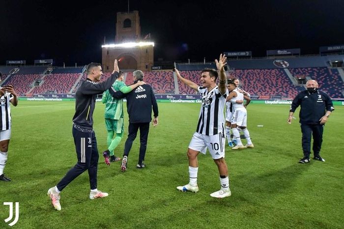 Ronaldo xuống sân ăn mừng cùng các đồng đội