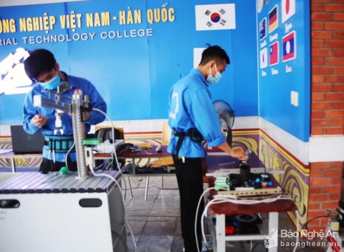 Các thi sinh tham gia Hội thi Kỹ năng nghề. Ảnh: Thanh Nga