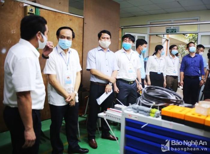Giám đốc Sở LĐ,TB&amp;XH Đoàn Hồng Vũ tham quan không gian thi của các thí sinh. Ảnh: Thanh Nga