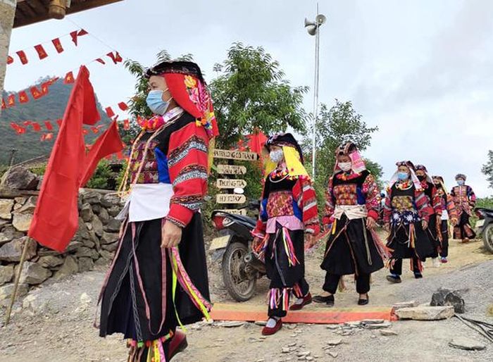 Bà con cử tri xã Lũng Cú (huyện Đồng Văn - Hà Giang) trên đường ra các điểm bỏ phiếu. Ảnh Sùng Thị Say - Đồng Văn