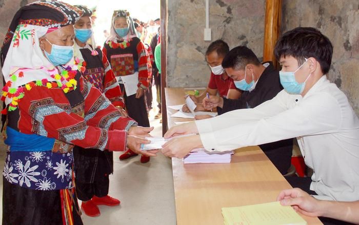 Cử tri các dân tộc tỉnh Hà Giang đi bỏ phiếu bầu ĐBQH khóa XV, đại biểu HĐND các cấp nhiệm kỳ 2021 - 2026. Ảnh BHG