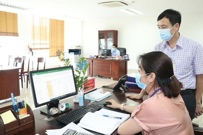 Các cán bộ Cục thuế tỉnh rà soát hoạt động kinh doanh thương mại của doanh nghiệp, tổ chức, cá nhân thuộc trách nhiệm quản lý
