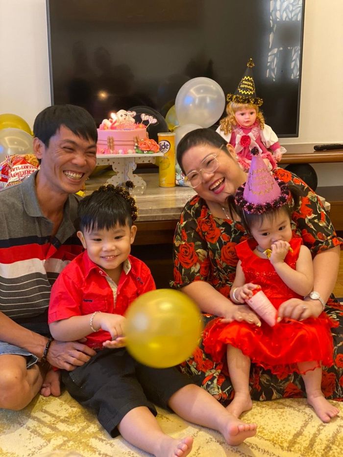  Chị Thúy phát hiện mắc ung thư khi con gái út mới 1 tuổi. Trước khi điều trị, chị cùng gia đình chụp tấm ảnh kỷ niệm (ảnh trái). 