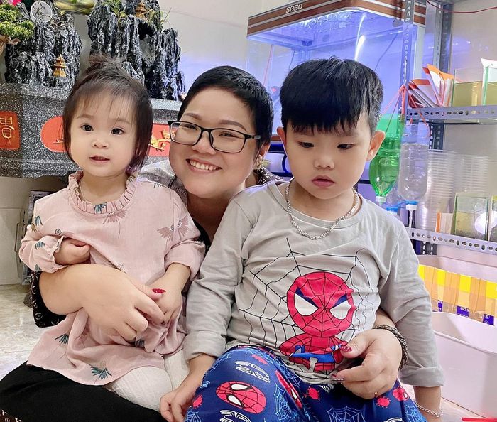  Mỗi lần đau đớn, mệt mỏi vì tác dụng phụ của thuốc khi hóa trị, chị Thúy lại mở hình các con ra xem để lấy động lực. 