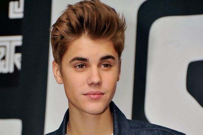 Cũng là kiểu tóc vuốt ngược nhưng Justin Bieber của những năm đầu sự nghiệp nhìn khá "baby". Tờ Mens Stylists đánh giá đây là hình tượng "chàng trai nhà kế bên" của nhiều thiếu nữ.