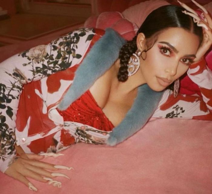 Kim Kardashian gây tranh cãi với khuyên tai nạm kim cương với ký hiệu "Om". Ảnh: @sitabellan.