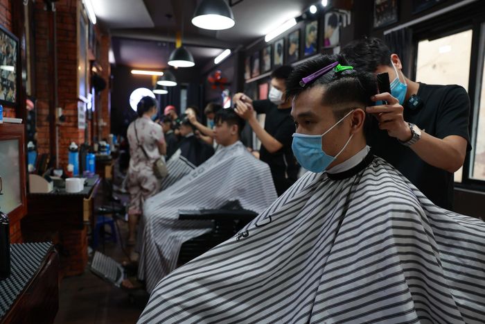 Một chủ cửa hàng trên phố Tô Hiệu (quận Cầu Giấy, Hà Nội) cho biết sáng nay anh mở cửa sớm hơn thường lệ (từ 7h30), đến gần trưa đã phục vụ 50 lượt khách cắt tóc trước khi đóng cửa dừng phục vụ.