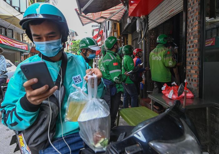 Để đảm bảo an toàn phòng dịch, các cửa hàng cũng phải thực hiện vệ sinh khử khuẩn định kỳ tại cơ sở kinh doanh, phương tiện vận chuyển hàng hóa (phương tiện của nhân viên ship hàng theo đơn đặt hàng thương mại điện tử), sát khuẩn hàng hóa trước khi cho nhân viên đi giao hàng để phòng tránh lây nhiễm trong cộng đồng.