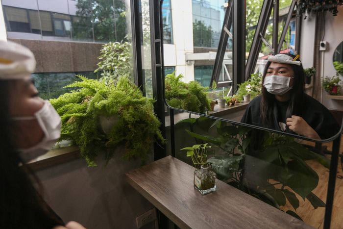 “Nghe tin các cửa hàng cắt tóc, gội đầu phải tạm đóng cửa từ trưa nay, tối muộn hôm qua tôi đã phải hẹn đặt lịch vì lo ngại nay sẽ đông. Cũng may đặt kịp, tới tiệm mới biết mình gần như là khách hàng cuối cùng”, Thu Giang (24 tuổi) chia sẻ.