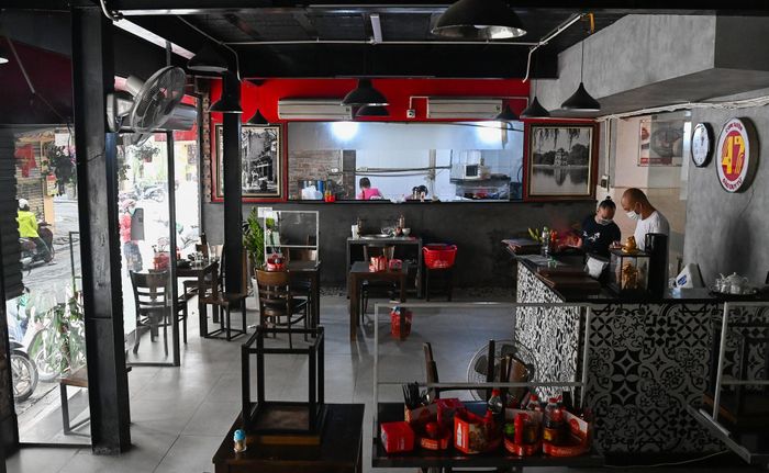 Anh Ngọc Anh (chủ cửa hàng cơm sườn trên phố Đào Duy Từ) cho biết tất cả doanh thu từ nay đều trông đợi vào việc bán hàng online.