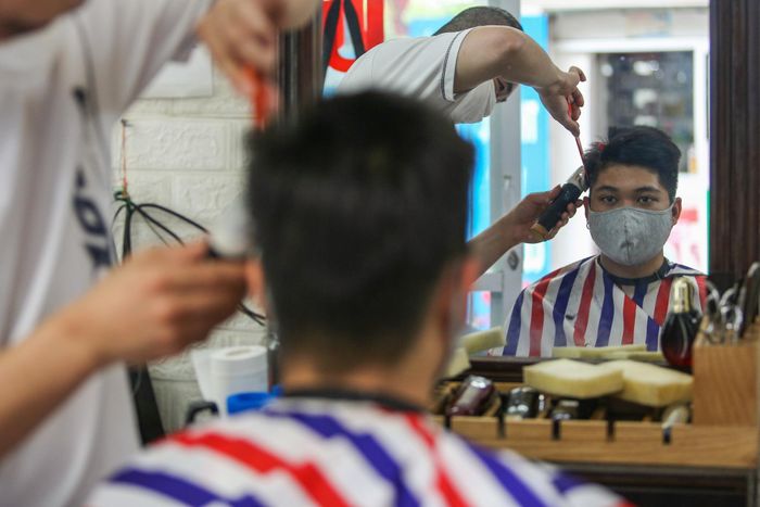 “Tuy đã biết tin trưa nay hàng quán sẽ tạm đóng cửa để phòng dịch nhưng vì phải học online nên gần sát giờ tôi mới tranh thủ qua quán gần nhà cắt tóc được”, Đức Huy (Bà Triệu, quận Hà Đông) chia sẻ.