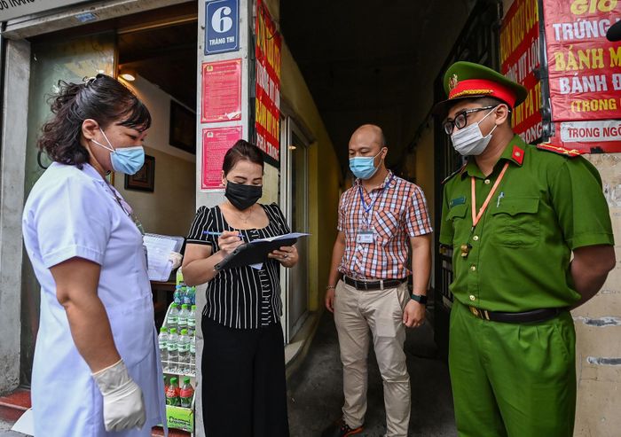 Cũng trong sáng 25/5, lực lượng chức năng quận Hoàn Kiếm, Hà Nội, tuyên truyền, nhắc nhở các nhà hàng, cơ sở dịch vụ ăn uống tại chỗ, cắt tóc, gội đầu tạm dừng hoạt động và chỉ cho phép bán hàng mang về.