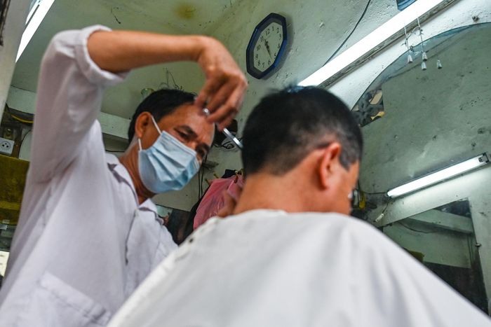 Càng sát giờ đóng cửa, khách đến cắt tóc càng đông, tuy nhiên ông chủ cửa hàng này cho biết sẽ chỉ nhận khách đến 11h30 sau đó đóng cửa theo đúng quy định.