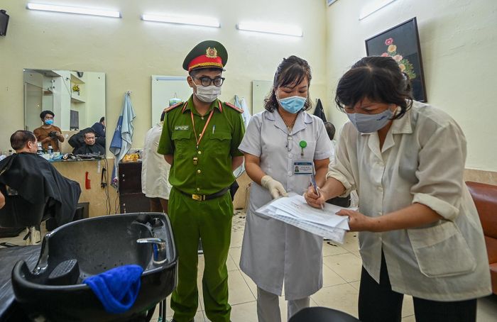 Chủ cửa hàng cắt tóc, gội đầu trên phố Tràng Tiền (quận Hoàn Kiếm) được yêu cầu ký cam kết không phục vụ khách từ 12h trưa 25/5 đến khi có thông báo mới. Hàng ngày lực lượng chức năng sẽ kiểm tra việc thực hiện của các cơ sở kinh doanh. Cơ sở cố tình vi phạm sẽ bị xử lý nghiêm.