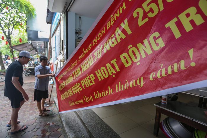 "Tôi cho dừng bán ngay 10h sáng nay, tranh thủ rửa dọn, sắp xếp lại quán rồi làm biển thông báo tạm nghỉ cho tới khi được phép mở cửa trở lại”, ông Tiến (chủ quán phở trên phố Hoàng Văn Thụ, quận Hà Đông) nói.