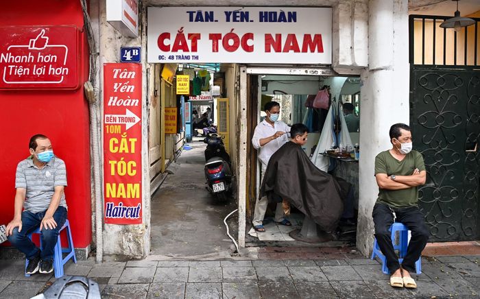 "Nghe tin cửa hàng cắt tóc phải đóng cửa từ 12h trưa nay, tôi tranh thủ đi nhuộm vì không biết bao giờ dịch vụ này mới được mở lại. Tuy nhiên sáng nay quán khá đông, phải chờ hơn 2 giờ mới đến lượt", ông H. (phố Quang Trung, quận Hoàn Kiếm, Hà Nội) cho biết.
