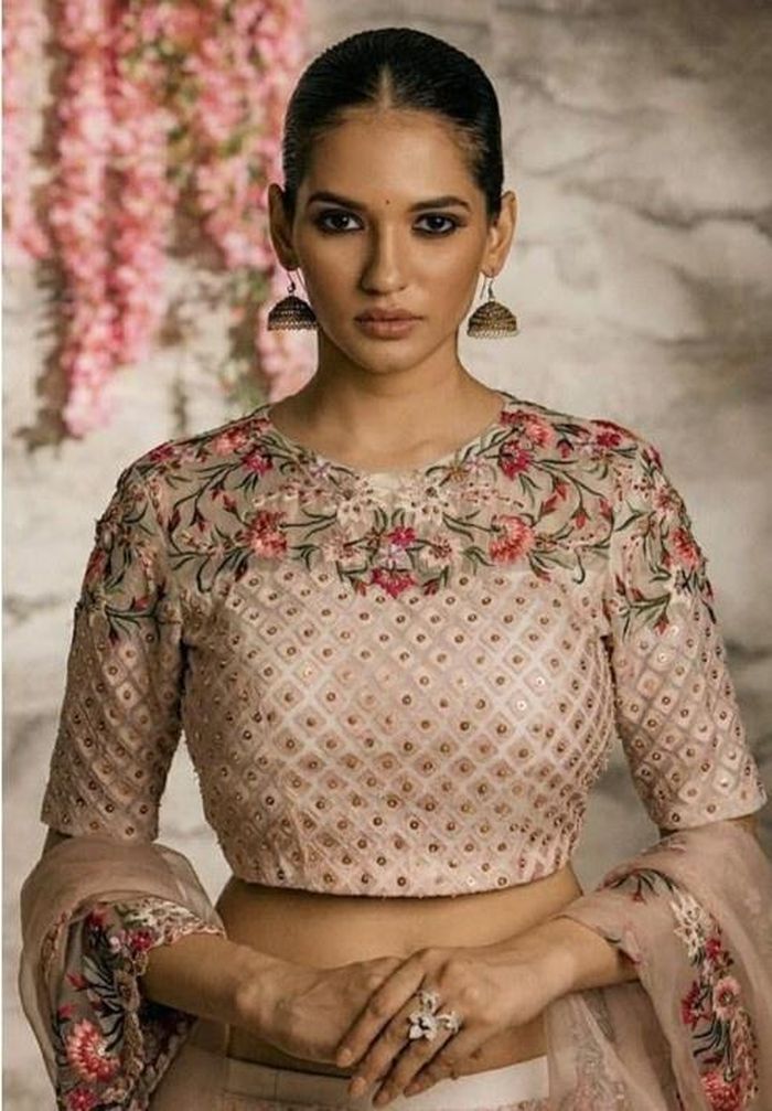 Tại Ấn Độ, Manika Sheokand bắt đầu hoạt động với vai trò người mẫu từ năm 2019. Cô tham gia trình diễn cho nhiều nhà mốt lớn trong nước. Trong một bài phỏng vấn, người đẹp chia sẻ cô thần tượng bà Anna Wintour, Tổng biên tập Vogue Mỹ, một biểu tượng thời trang của thế giới.