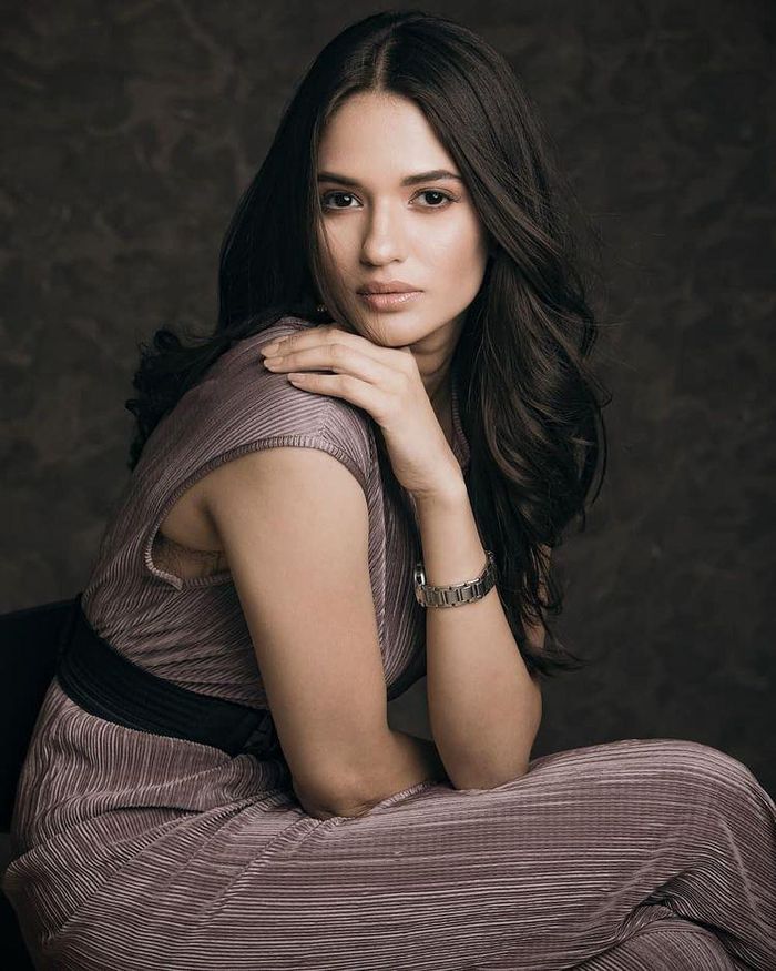 Manika Sheokand được trao danh hiệu Hoa hậu Hòa bình Ấn Độ tại cuộc thi Miss India 2020 hồi đầu năm nay. Cô cao 1,73 m, đến từ thành phố Chandigarh. Cô tốt nghiệp đại học chuyên ngành Kỹ sư hóa học và Công nghệ. Ngoài ra, cô còn có bằng thạc sĩ quản trị kinh doanh, từng làm việc cho một công ty đa quốc gia.