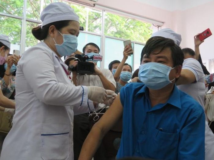 Tiêm vaccine cho các đối tượng ưu tiên. Ảnh: Ánh Tuyết - TTXVN