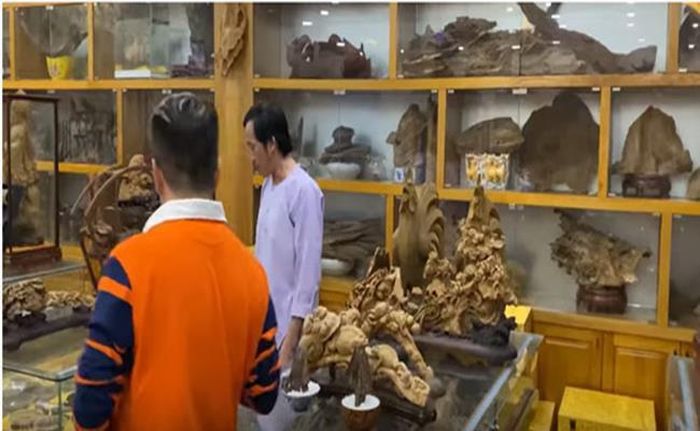 Chỉ riêng những chiếc vòng trầm hương được NSƯT Hoài Linh giới thiệu đã có mức giá choáng ngợp lên đến 100.000 USD (2,3 tỷ đồng). Ảnh: Youtube
