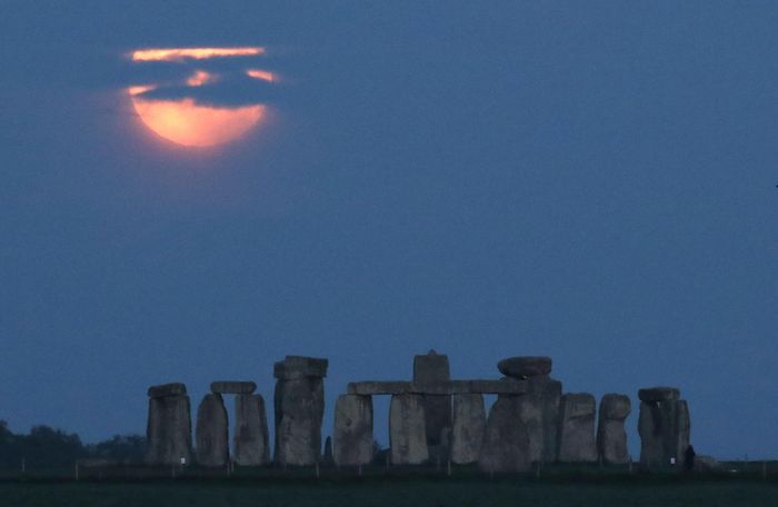  Hiện tượng siêu trăng máu quan sát tại vòng đá Stonehenge, Amesbury, Anh hôm 26/5. Ảnh: Reuters. 