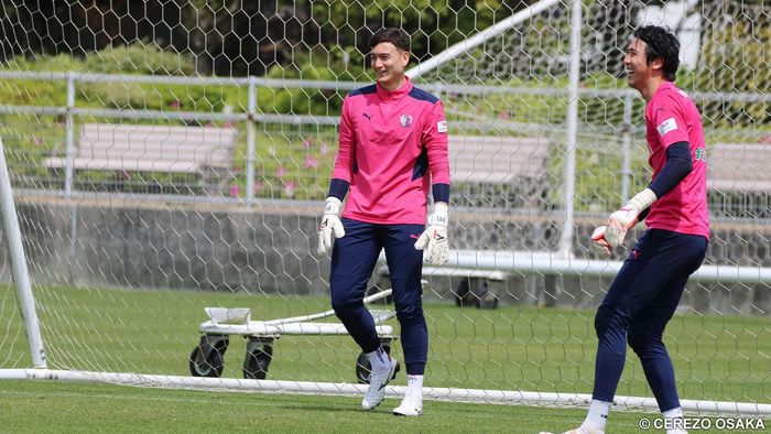 Văn Lâm cùng Kim Jin Hyeon (phải) thủ môn số 3 của đội tuyển Hàn Quốc cùng thi đấu tại Cerezo Osaka
