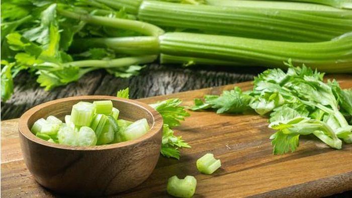 Cần tây. Theo Cơ quan Quản lý Thực phẩm và Dược phẩm Hoa Kỳ (FDA), cần tây là nguồn cung cấp vitamin K dồi dào. Ước tính, một cốc nước ép cần tây có thể đáp ứng tới 30% lượng vitamin K khuyến nghị trong ngày. Cần tây còn chứa lượng lớn folate, kali, chất xơ, molypden và lượng nhỏ vitamin C, vitamin A, vitamin B, calo, carbohydrate, chất béo.