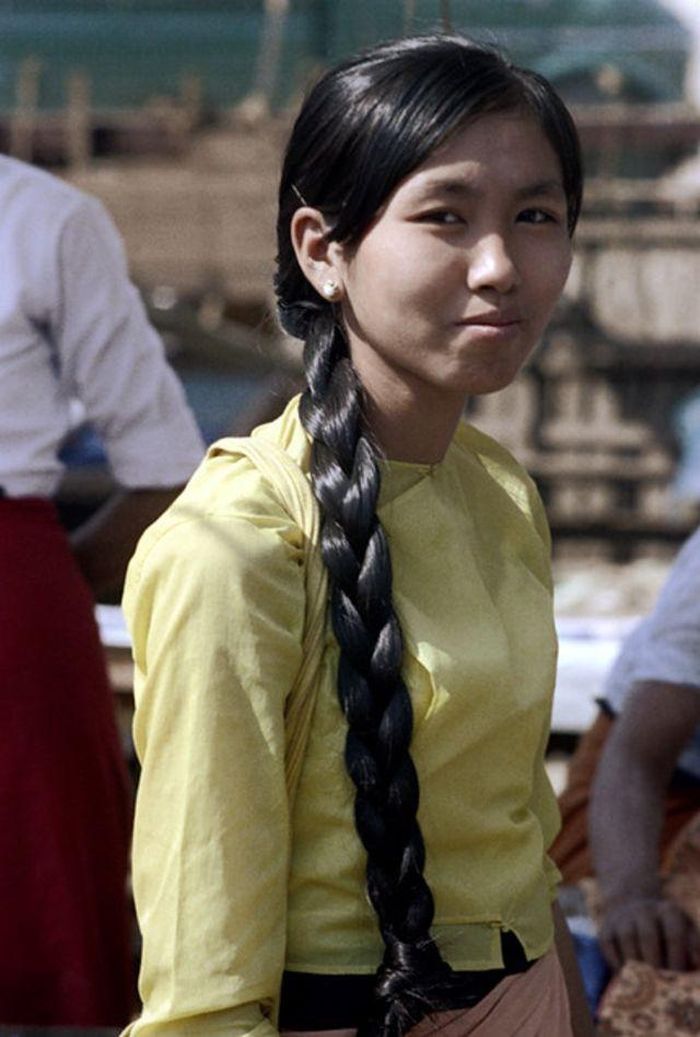 Nụ cười của cô gái có bím tóc đuôi sam dài tha thướt.