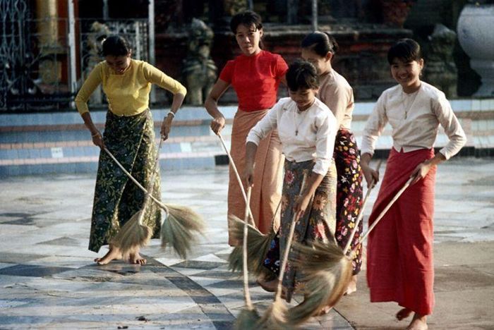 Các nữ Phật từ trên sân chùa.