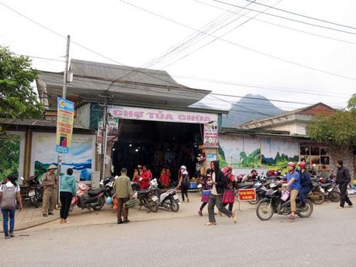 Phía mặt tiền chợ Tủa Chùa nhìn rất bình dân, không như cảnh sôi động ở phía sau.