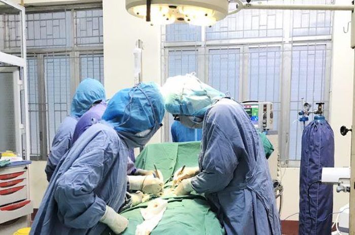 Mổ cấp cứu cho bệnh nhân tại một bệnh viện dã chiến.