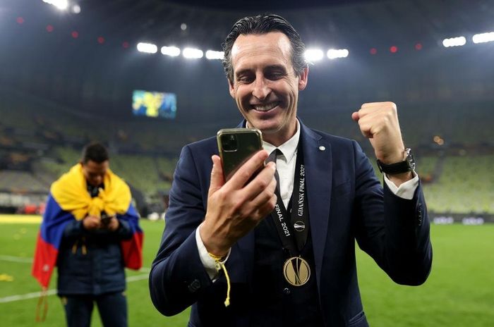  HLV Emery từng bị Arsenal sa thải nhưng ông có lời đáp trả mạnh mẽ bằng việc loại chính CLB này ở bán kết Europa League 2020/21 trước khi đánh bại MU ở chung kết. 